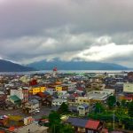 敦賀市の市街地と敦賀港を望む風景