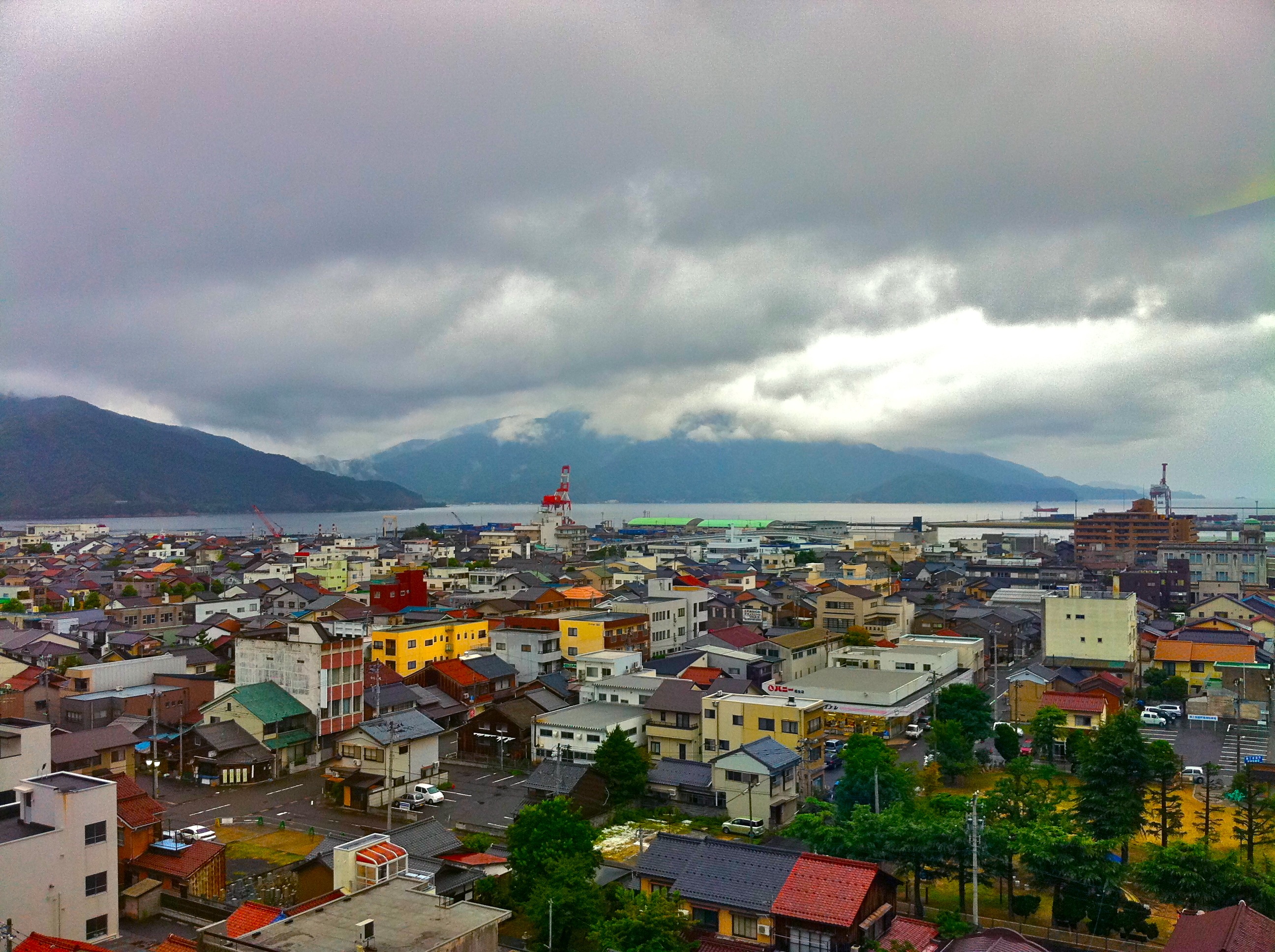 敦賀市の市街地と敦賀港を望む風景