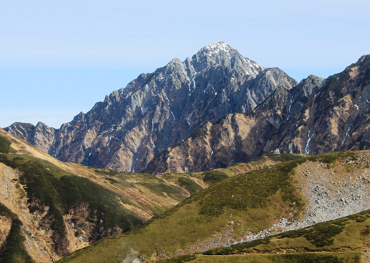 立山黒部アルペンルートの高原バスから見た剱岳