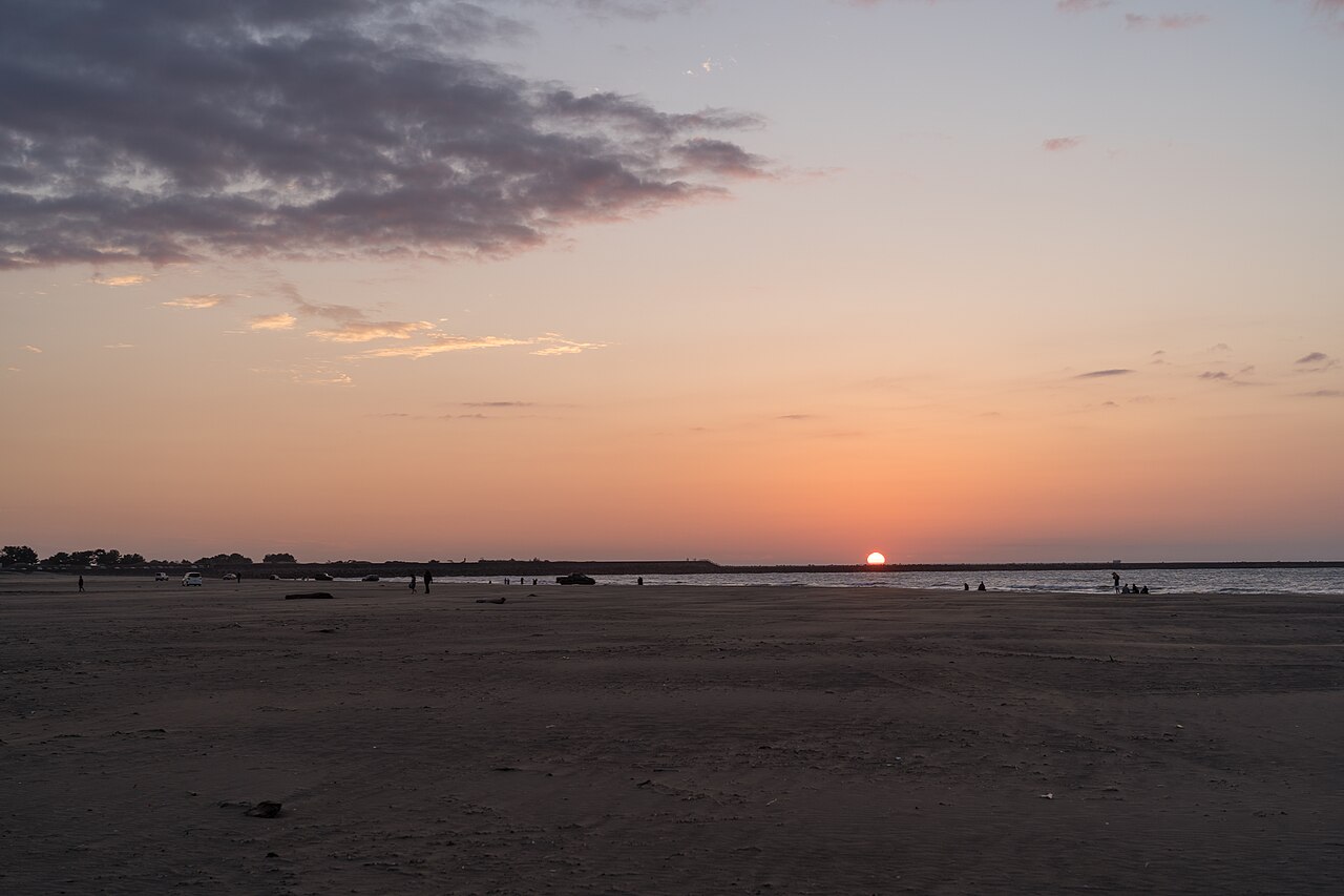 内灘砂丘の海岸線と日本海の広大な風景
