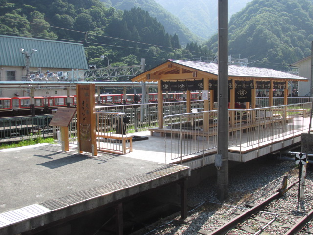 宇奈月温泉駅ホームの足湯