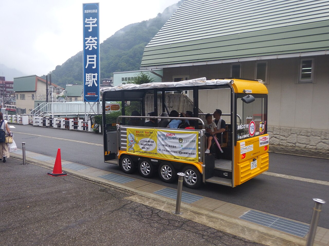 宇奈月温泉街の温泉旅館と峡谷の風景