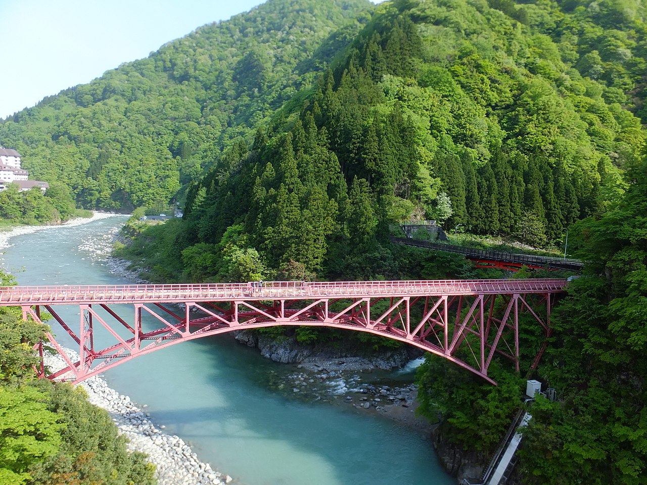 黒部峡谷のやまびこ橋と黒部川の渓谷美