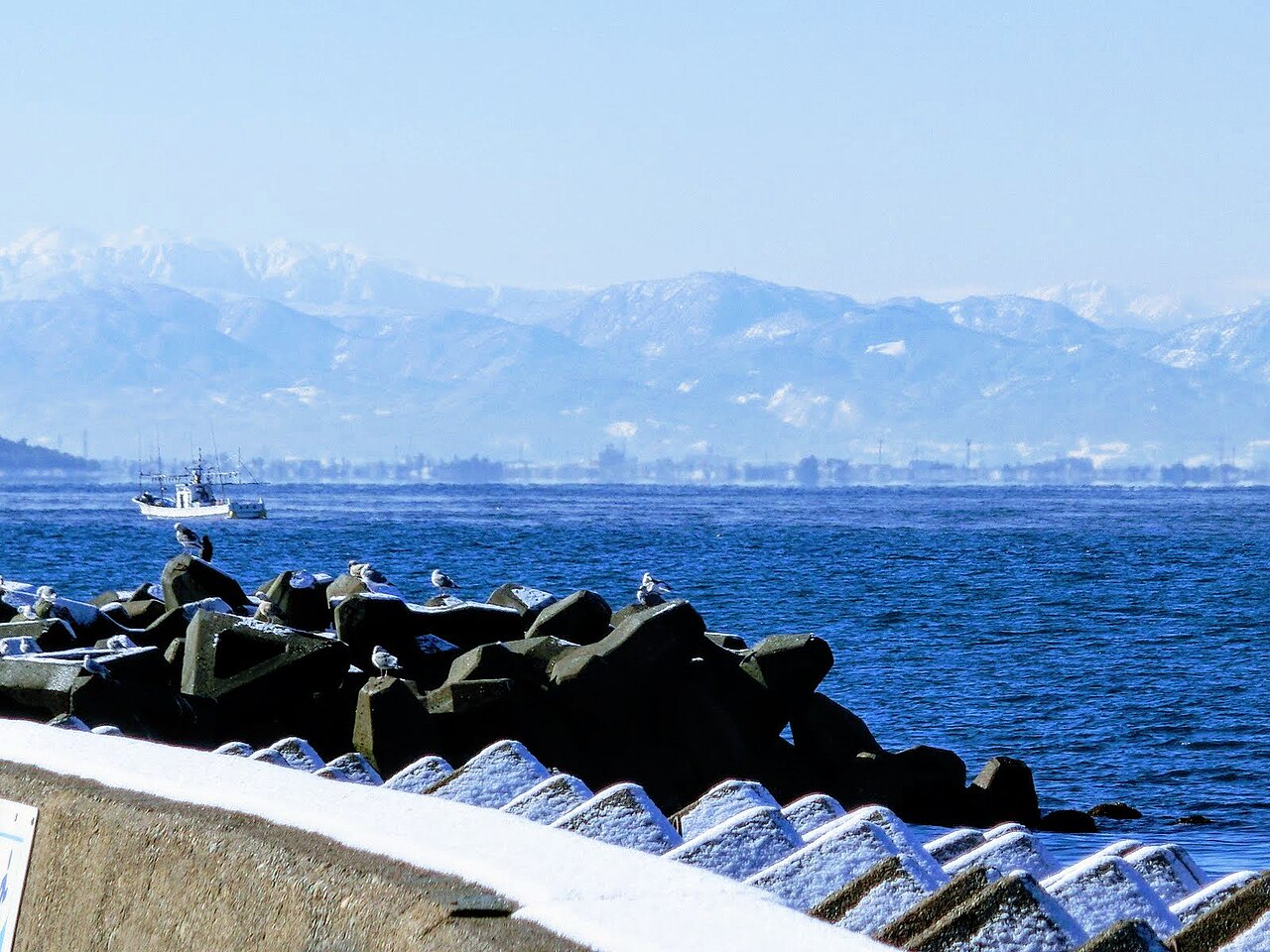 冬型蜃気楼が観測される魚津の海岸風景