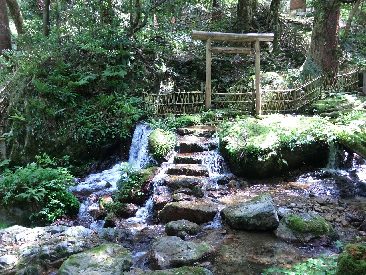 瓜割の滝の透き通る清水と周囲の緑