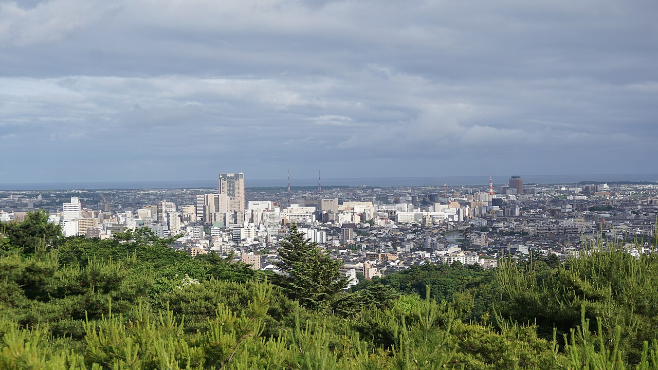 卯辰山 — 金沢市街を一望する夜景と桜の名所