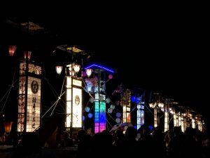 能登の伝統的なキリコ祭りの風景
