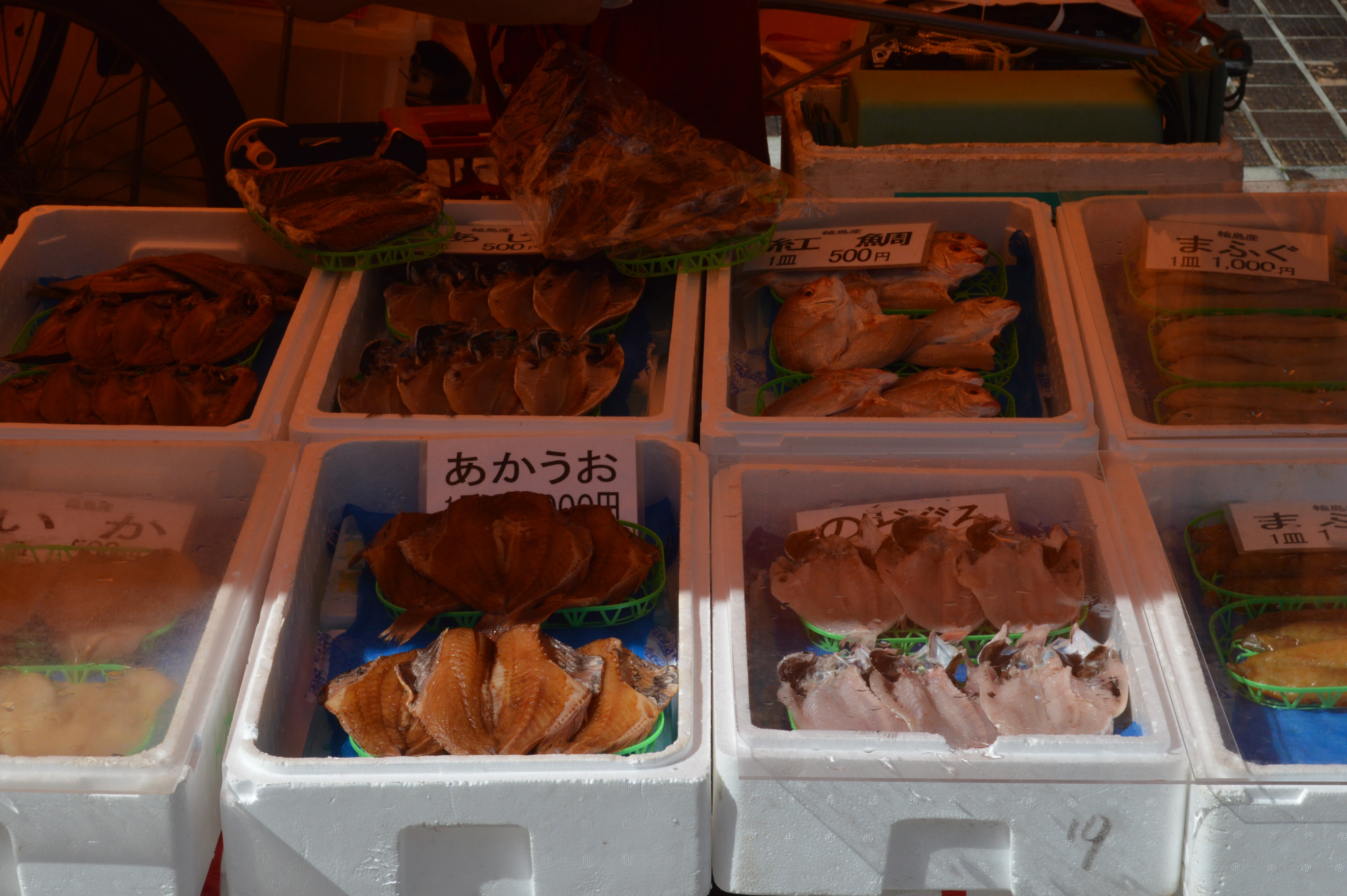 輪島朝市の露店が並ぶ通りの風景