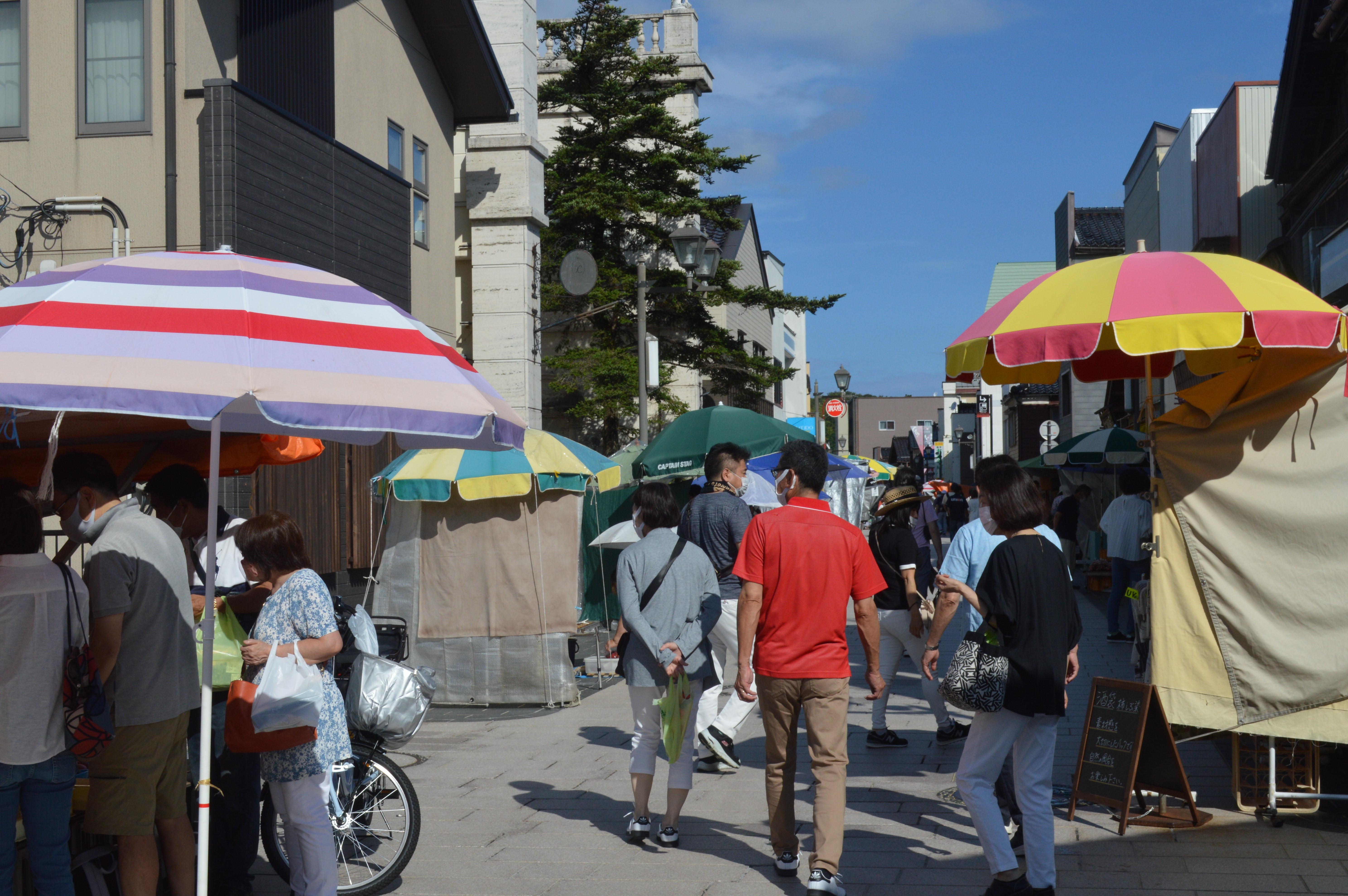 輪島朝市で買い物を楽しむ人々