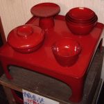 輪島塗の蒔絵が施された漆器
