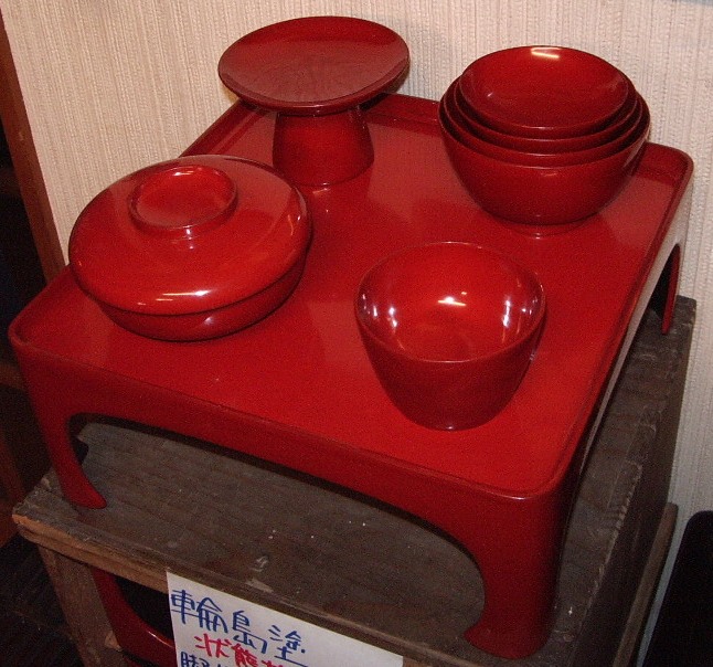 輪島塗の蒔絵が施された漆器