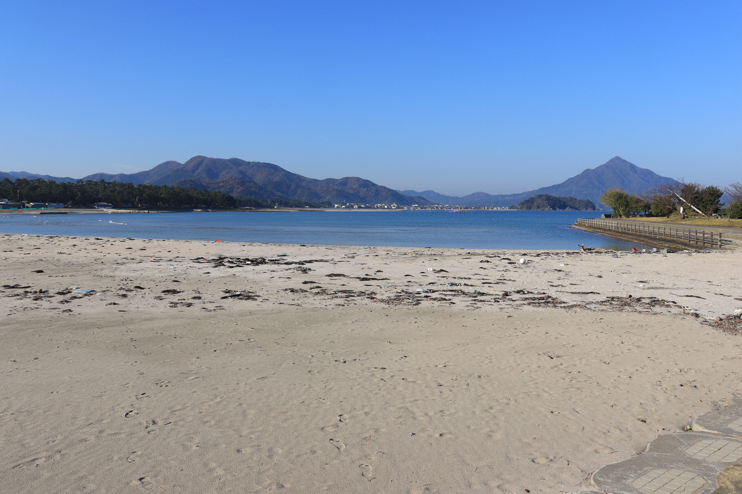 若狭湾の和田海水浴場と青葉山（若狭富士）の風景