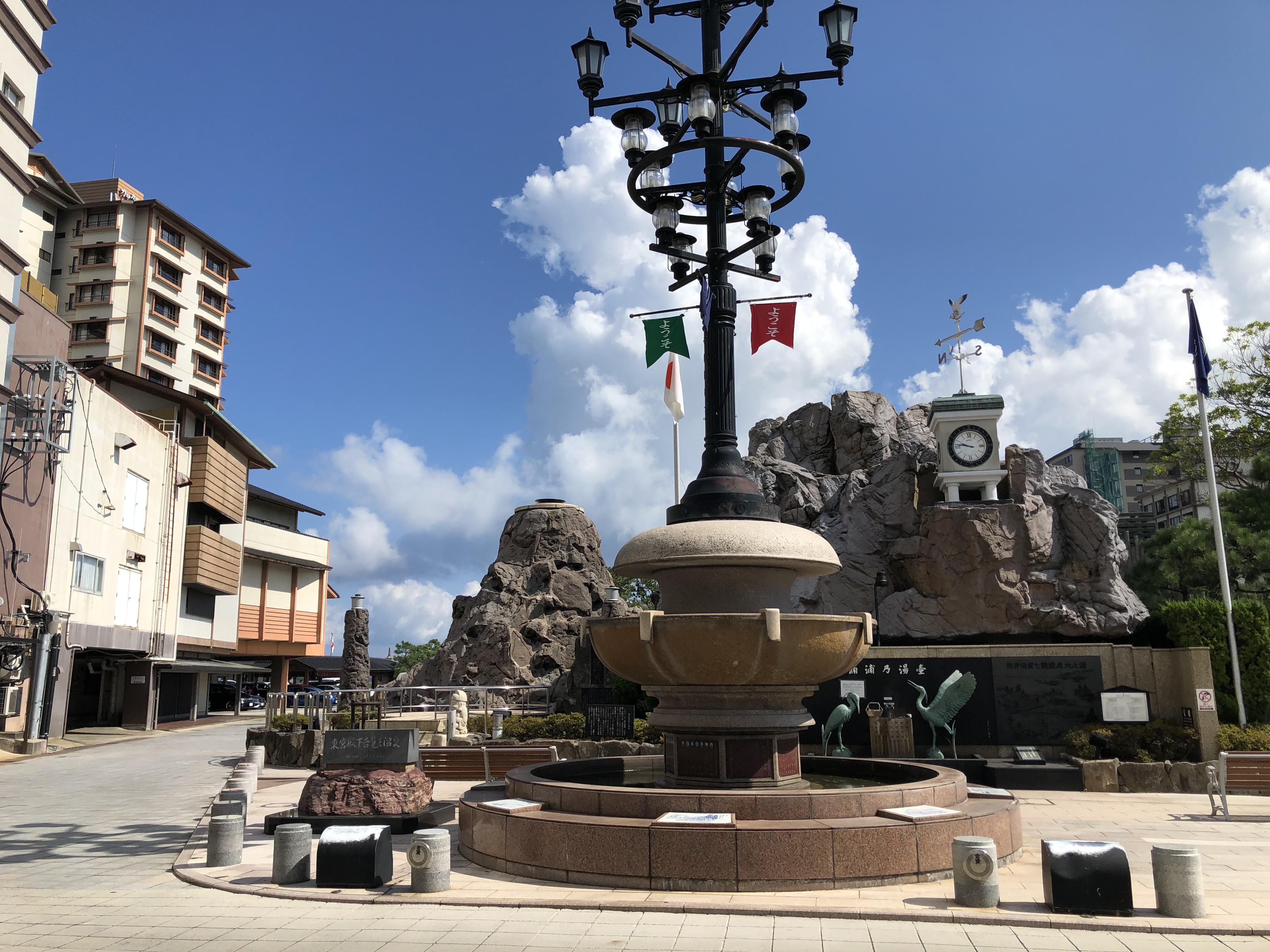 和倉温泉の温泉街と七尾湾の風景