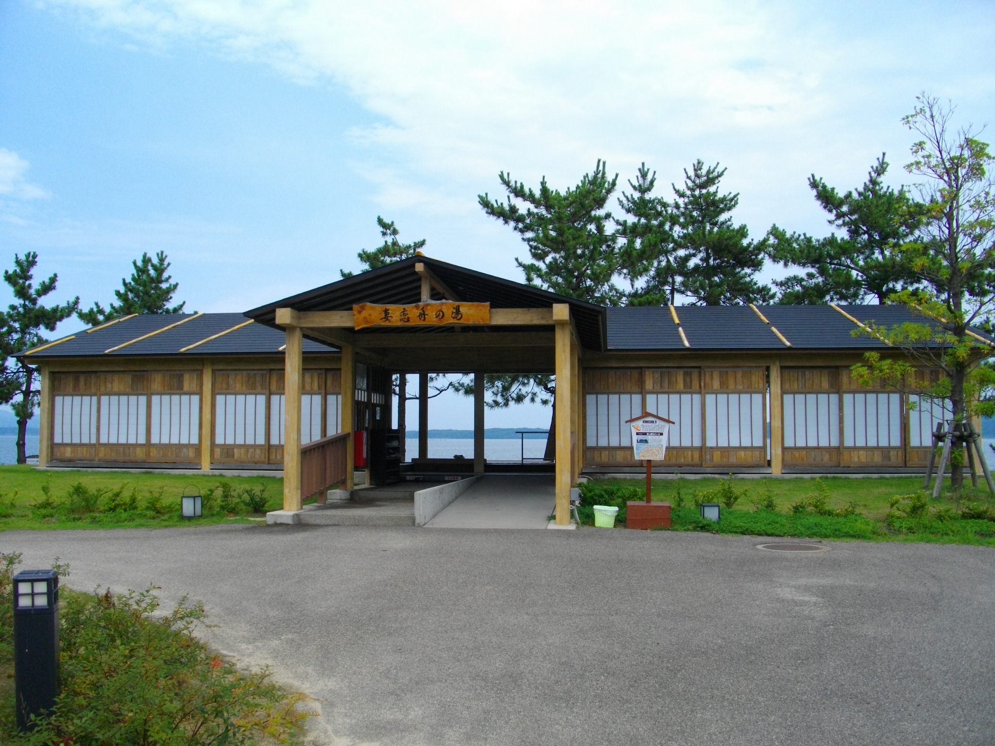 和倉温泉の足湯「妻恋舟の湯」と七尾湾の眺め