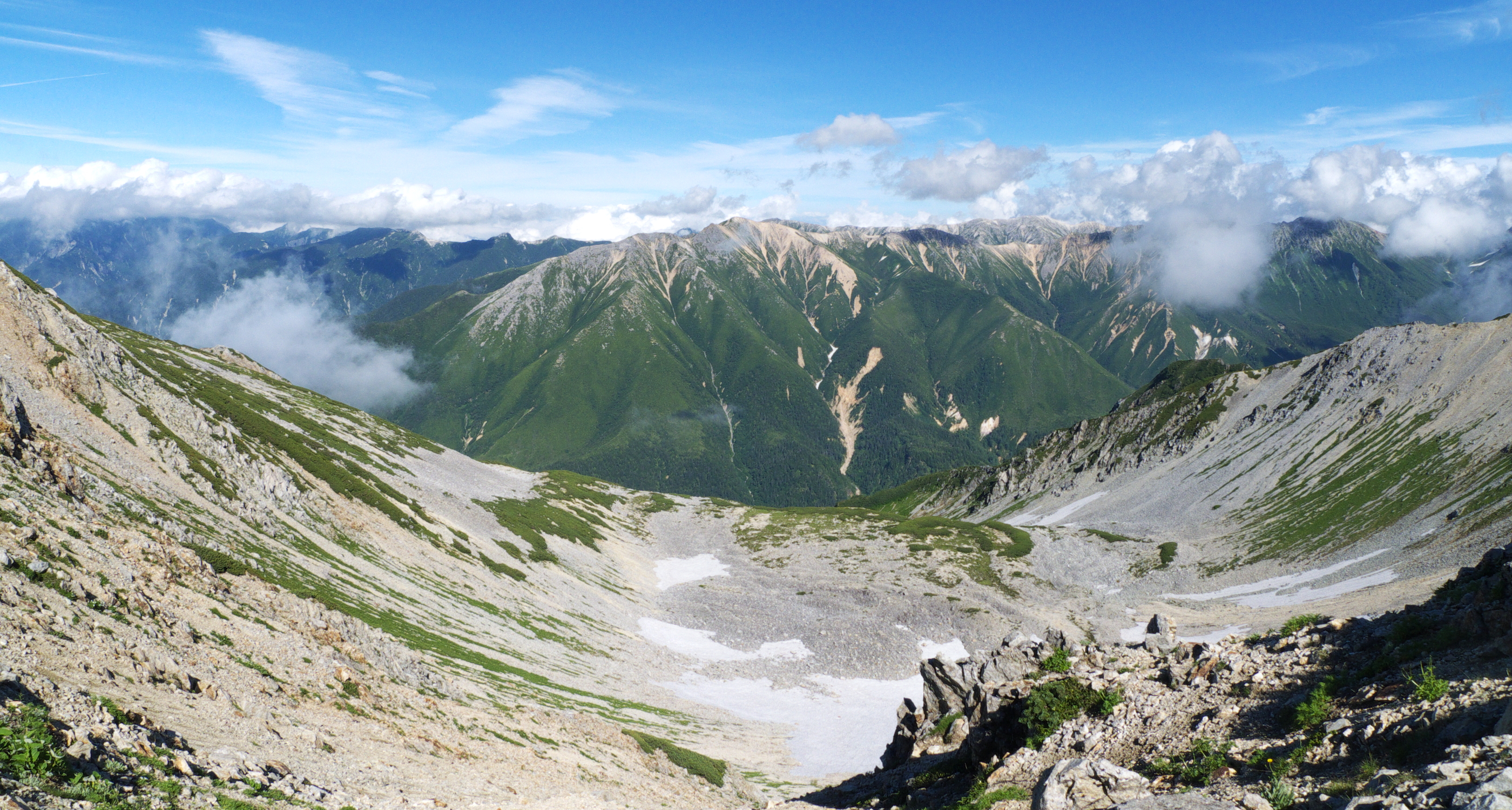 薬師岳の圏谷群（カール）から望む赤牛岳の風景
