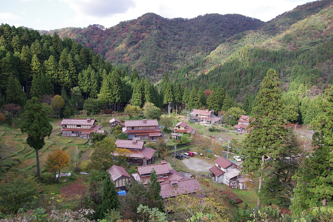 山中温泉周辺の豊かな自然と集落の風景