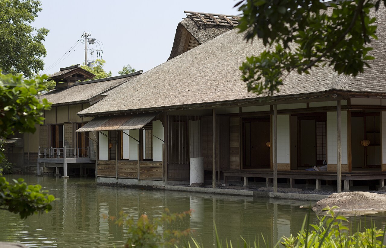養浩館庭園の美しい池泉回遊式庭園と数寄屋造りの書院