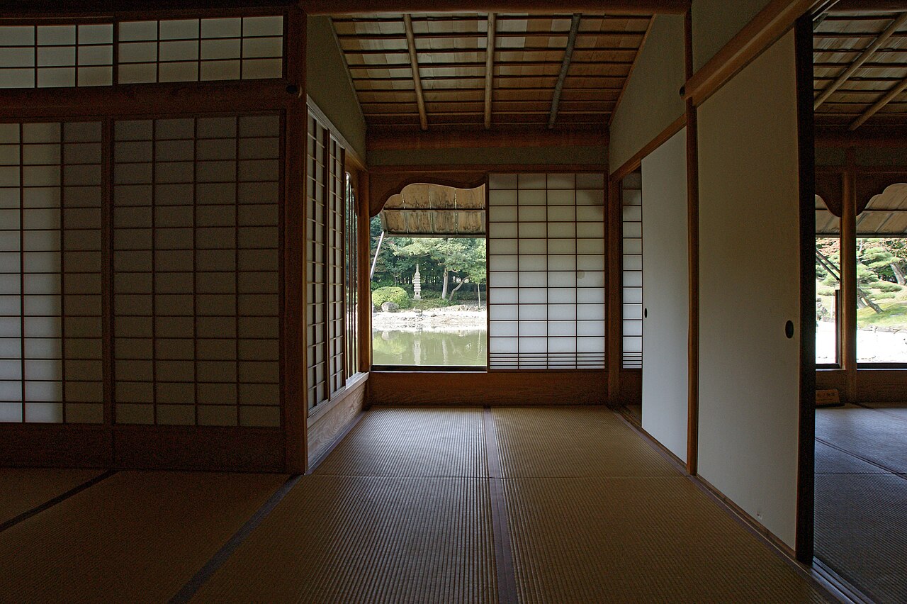 養浩館庭園の数寄屋造り書院から望む日本庭園の風景