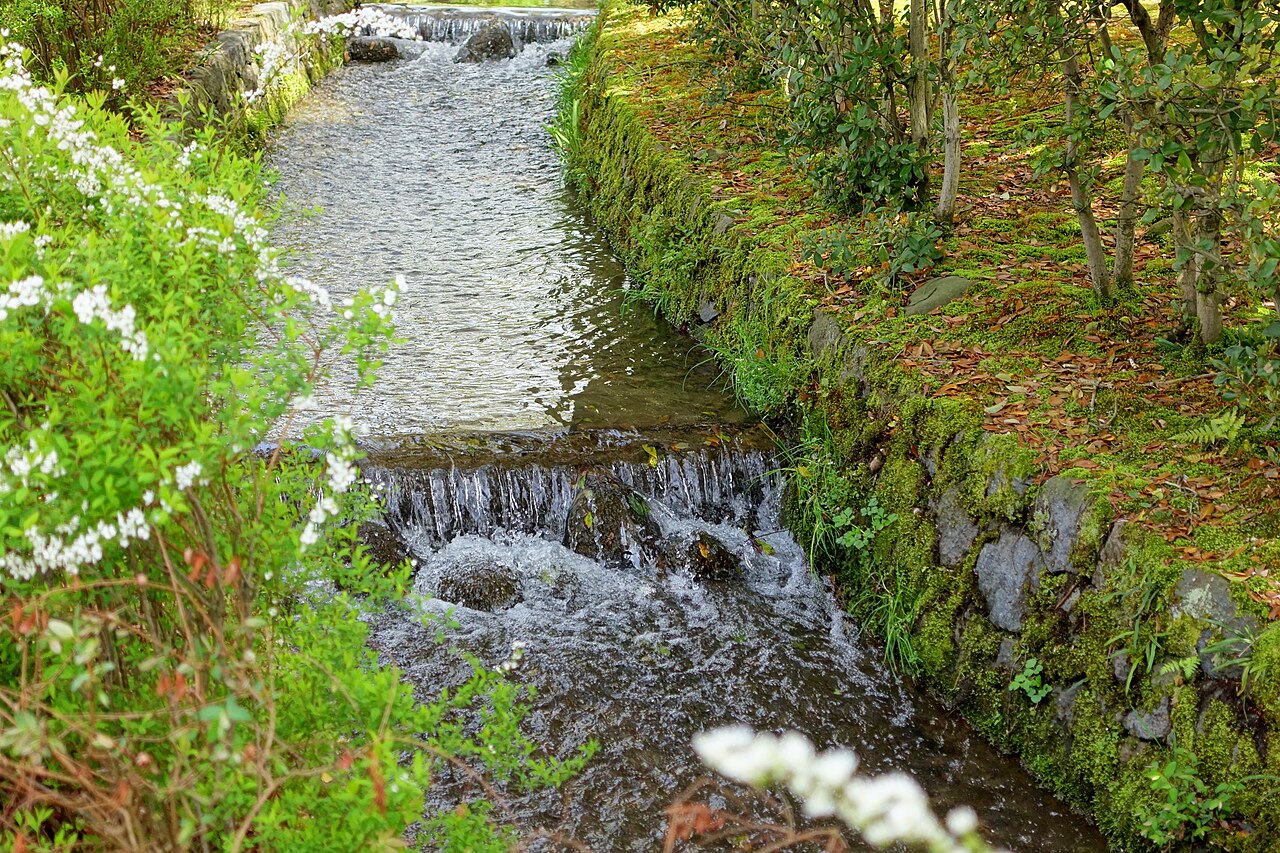金沢・辰巳用水の水路と石垣