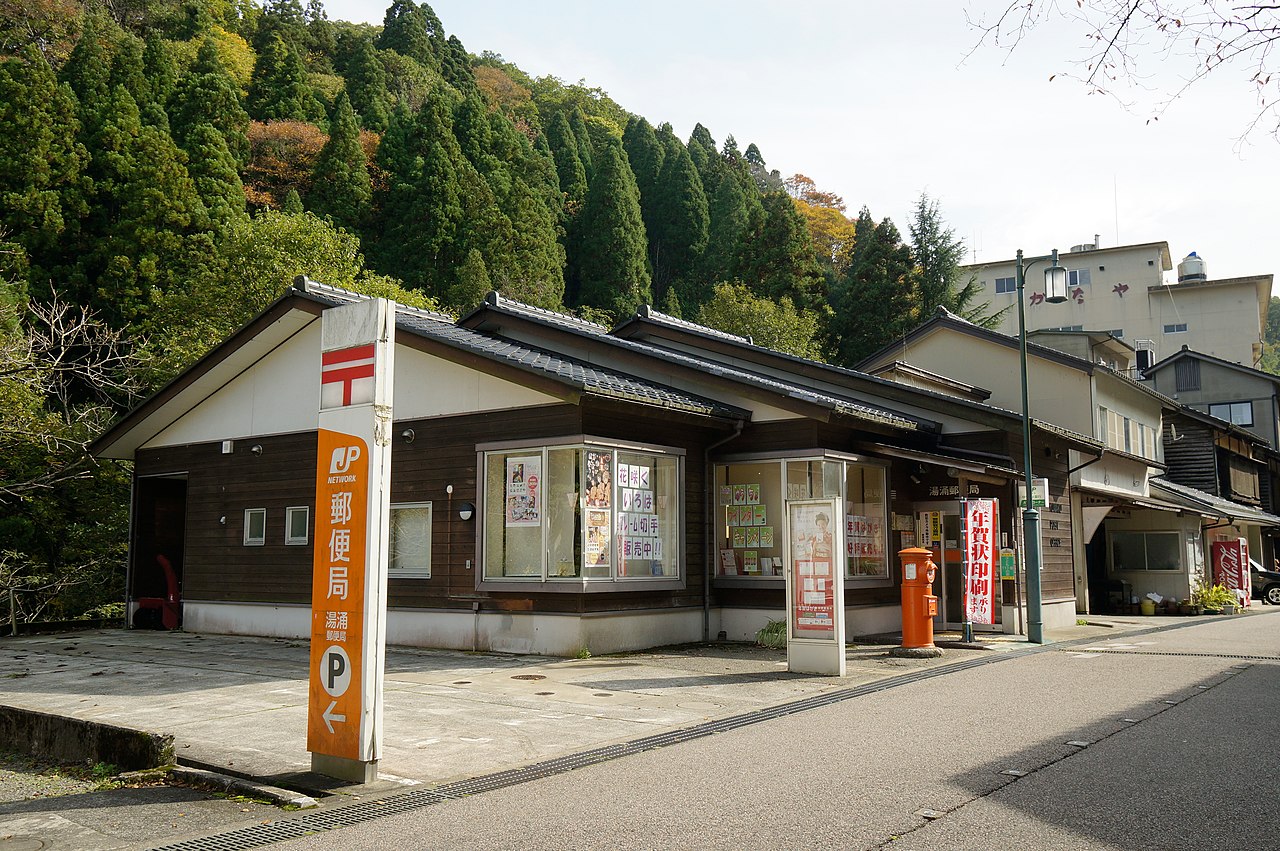 金沢湯涌温泉の紅葉と温泉旅館の佇まい