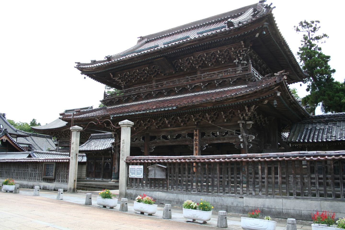城端別院善徳寺の本堂と山門の風景