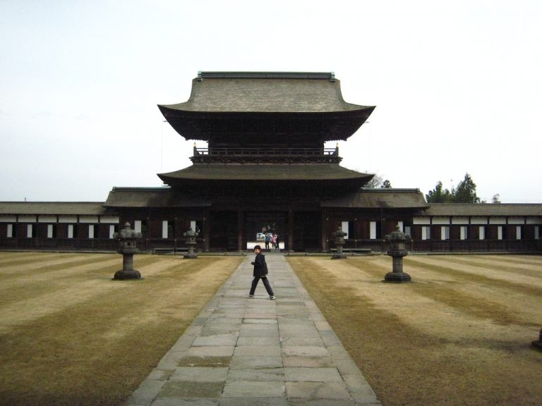 高岡の国宝瑞龍寺と大仏 — 前田家ゆかりの禅寺と銅器の街を歩く
