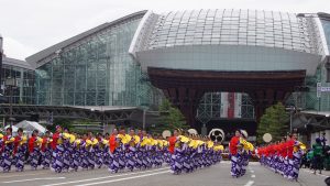 金沢駅前を練り歩く百万石まつりの行列