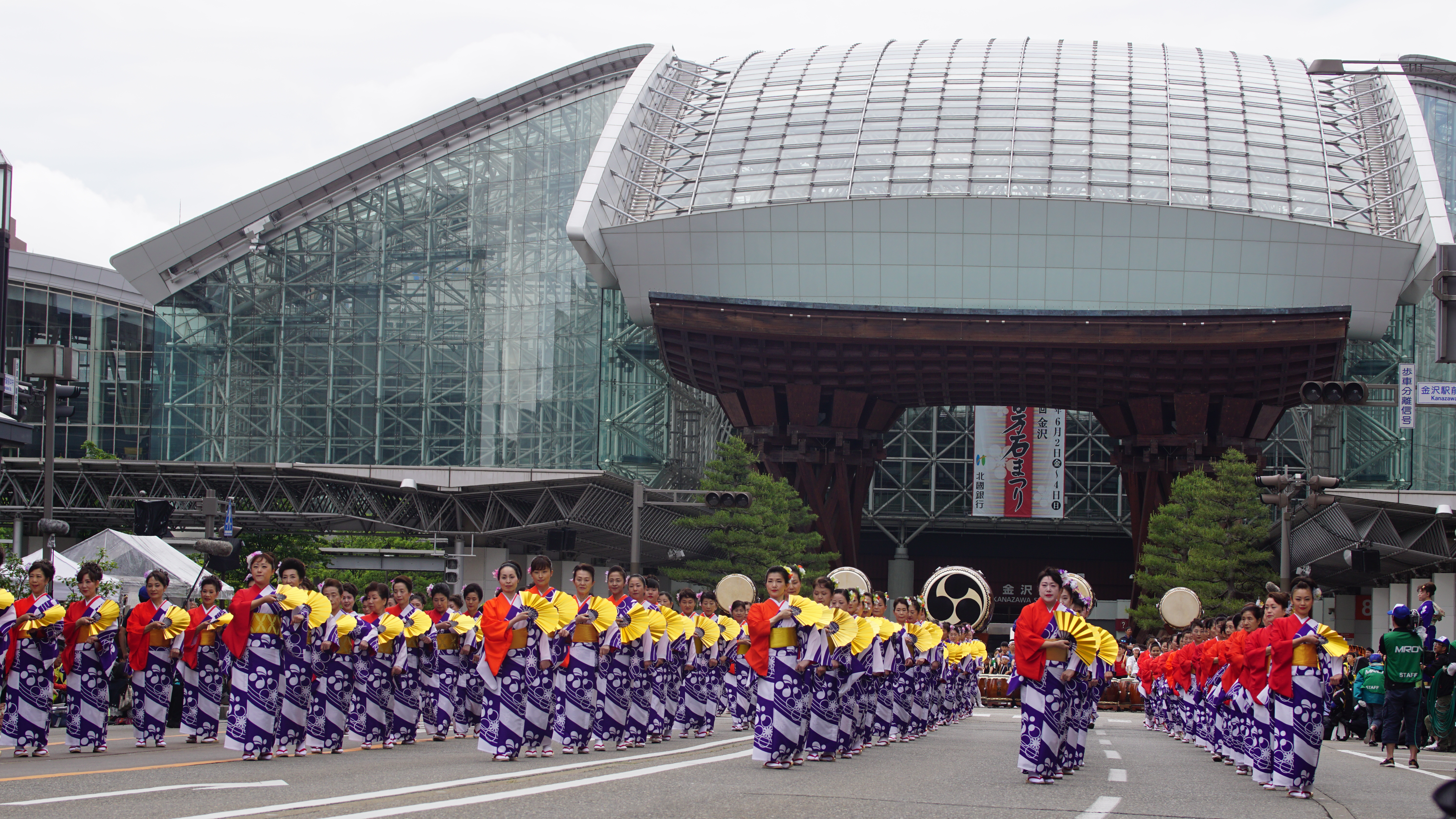 金沢駅前を練り歩く百万石まつりの行列