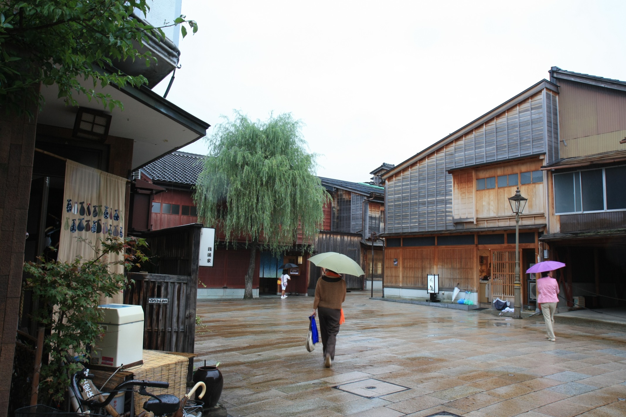 金沢東茶屋街の石畳と町家が続く風情ある通りの全景