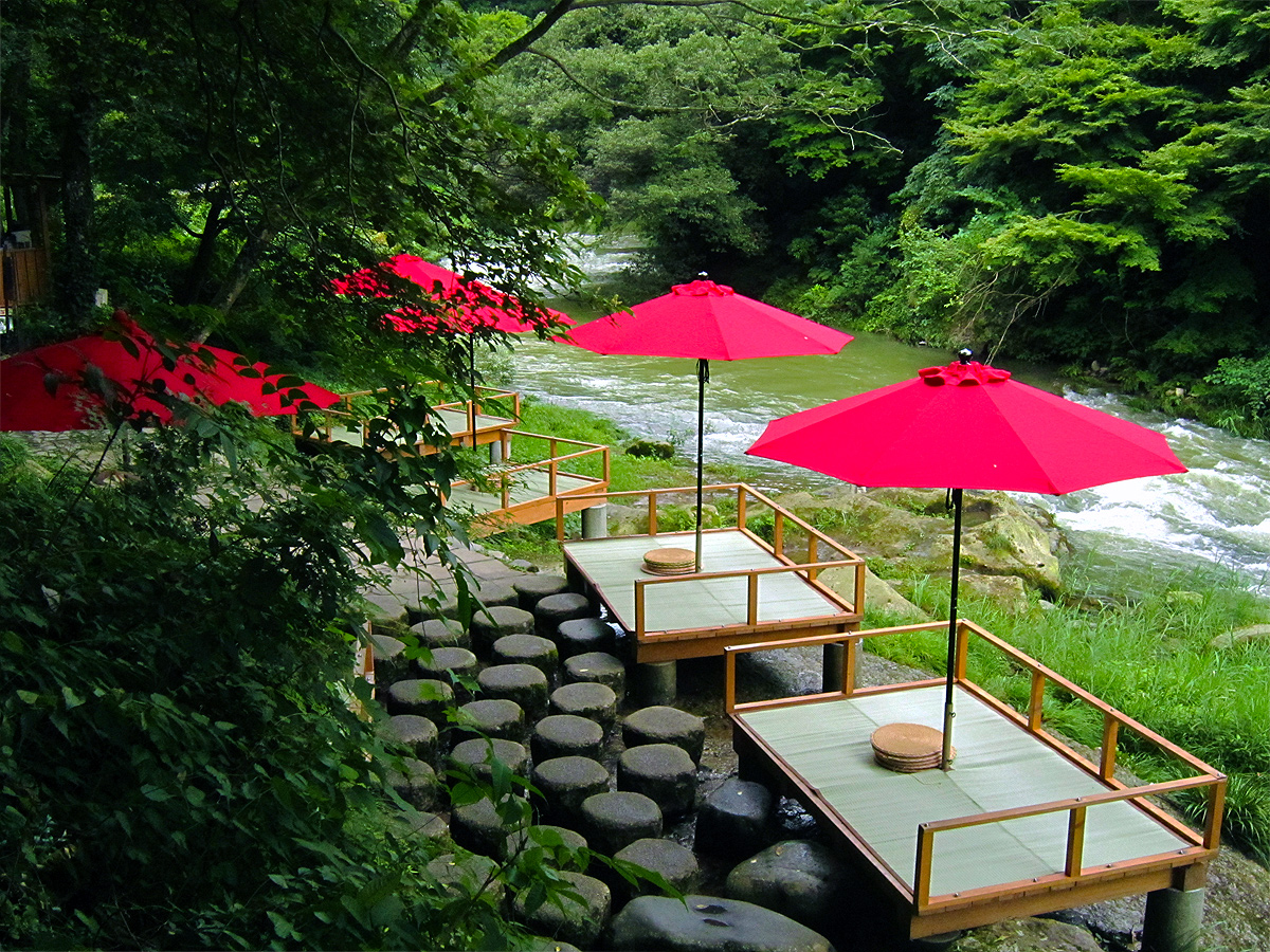 山中温泉・鶴仙渓の渓谷風景と川床