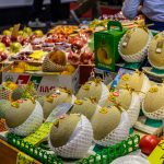 金沢の台所・近江町市場の鮮魚店が並ぶ賑わいの様子