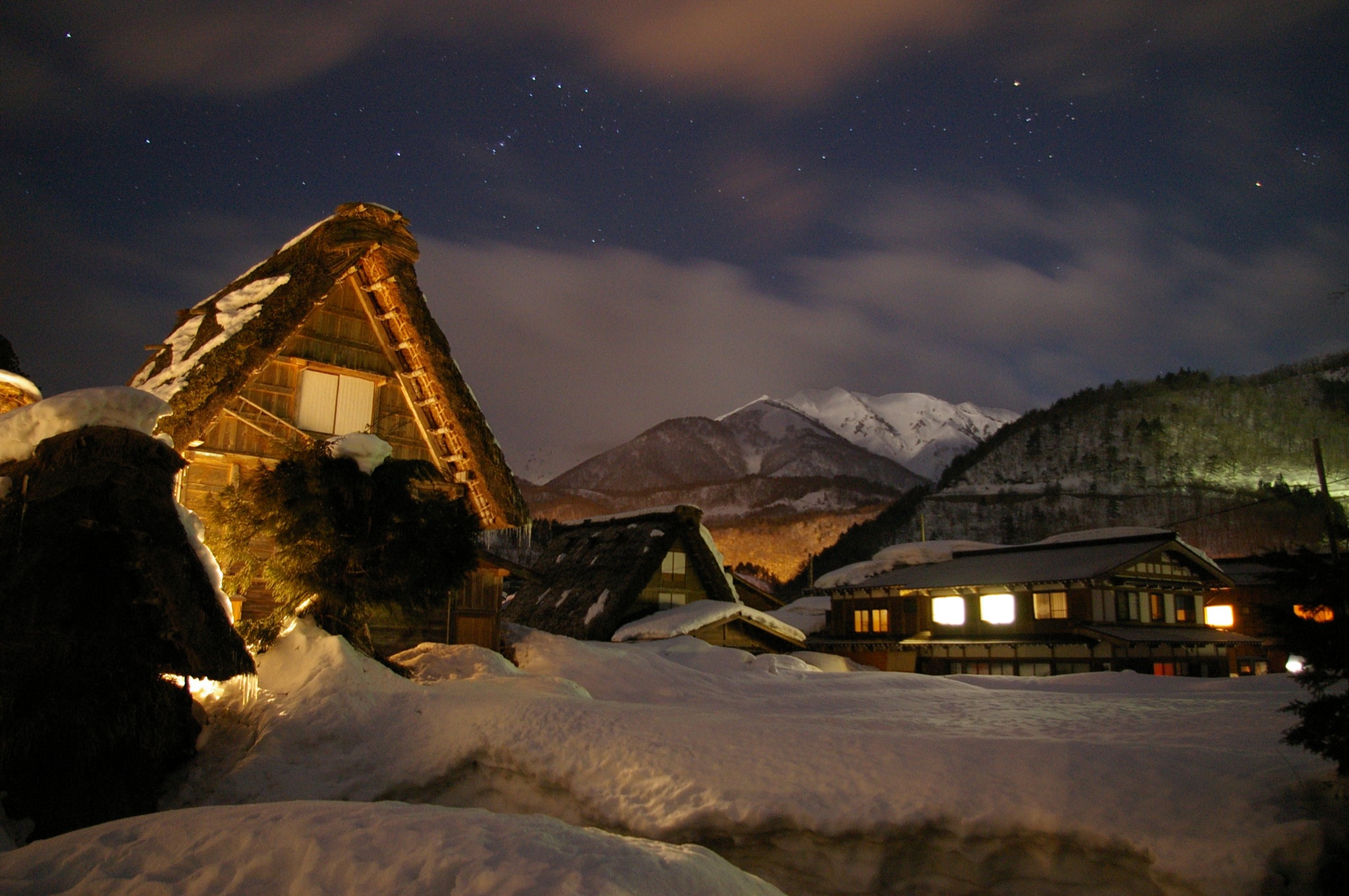 冬の白川郷ライトアップで幻想的に照らされる合掌造りの集落