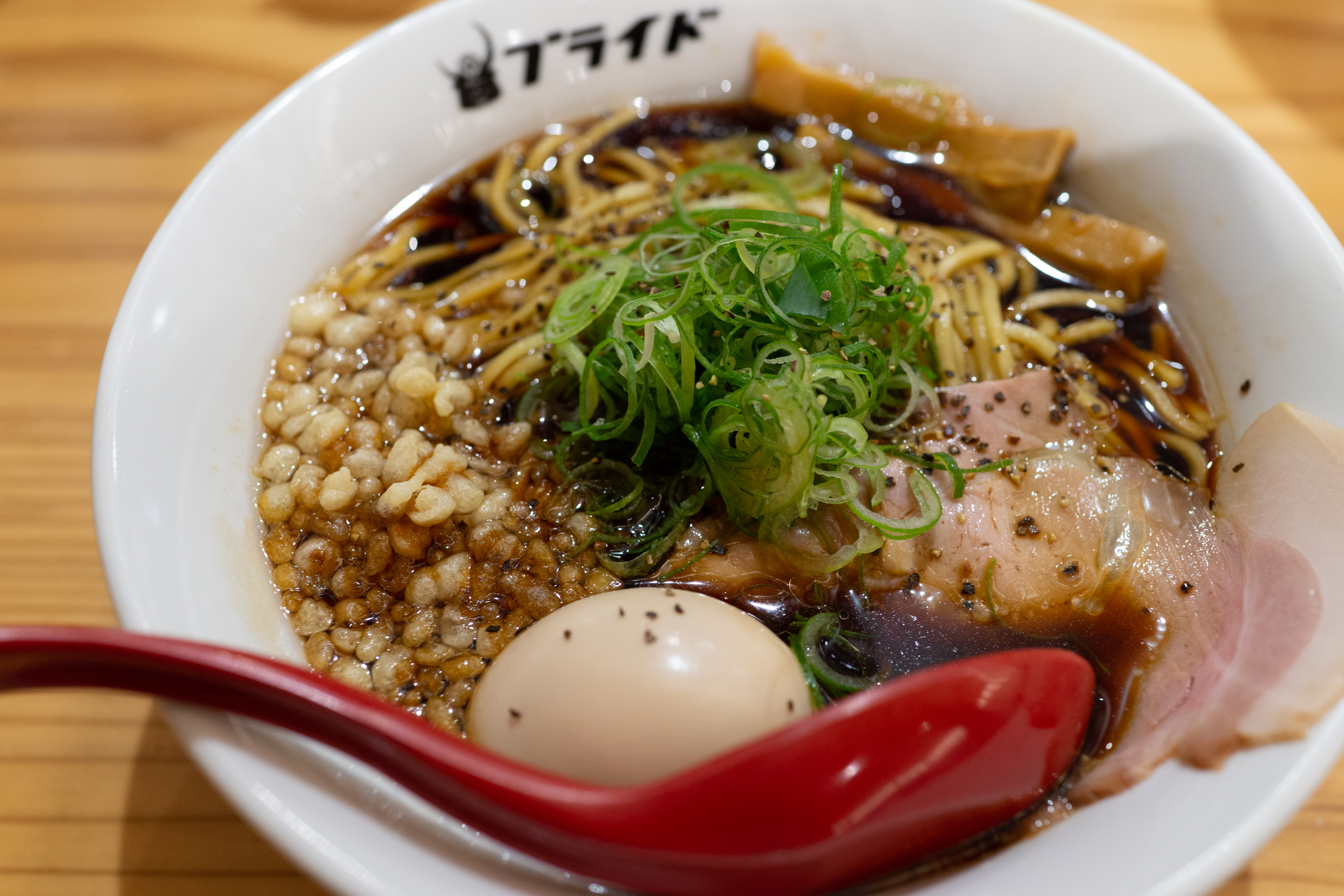 富山ブラックラーメン。真っ黒な醤油スープが特徴の富山名物