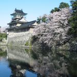 富山城の天守閣と城址公園の全景
