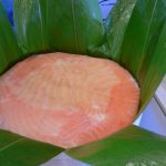富山名物ますのすし（鱒寿司）の笹に包まれた姿