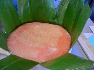 富山名物ますのすし（鱒寿司）の笹に包まれた姿