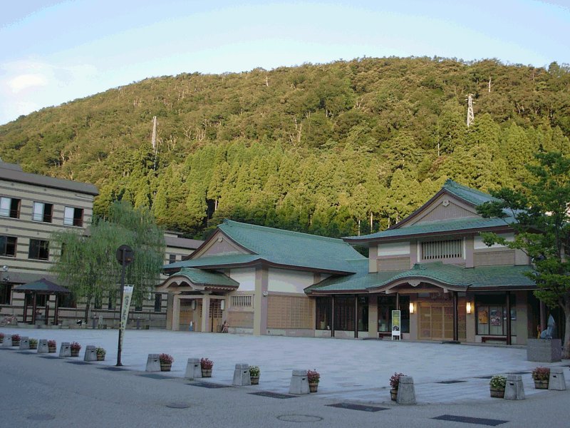 山中温泉の総湯・菊の湯と山中座の外観