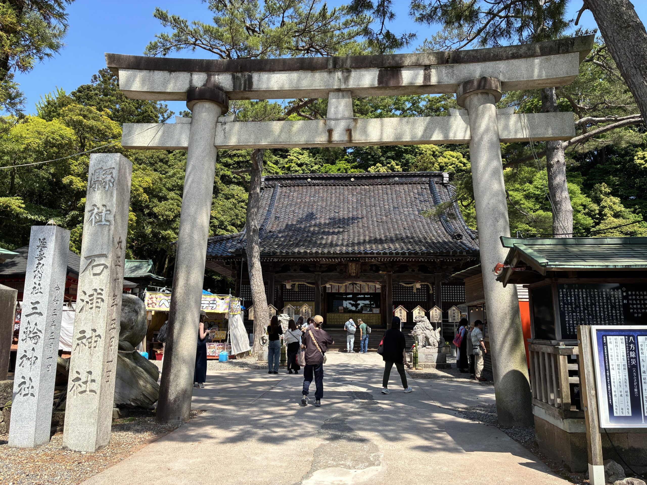 石浦神社の朱色の鳥居と参道。金沢最古の神社として約2100年の歴史を持つ