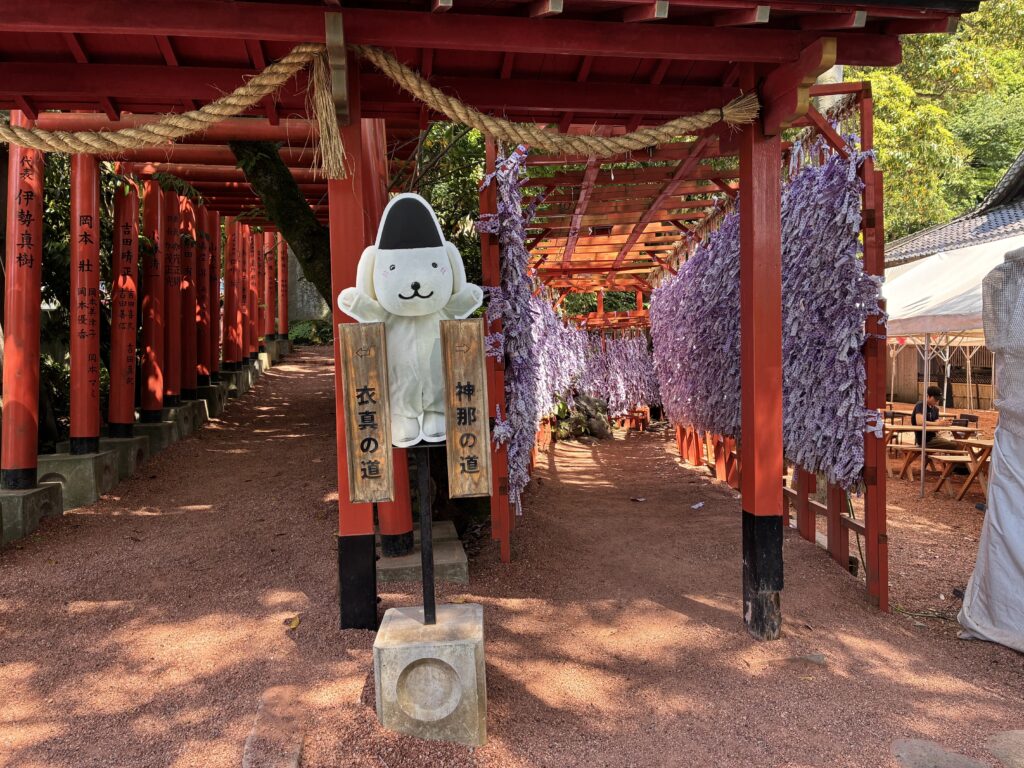 石浦神社の101基の朱色鳥居が連なる衣真の道。伏見稲荷大社を彷彿とさせる参道