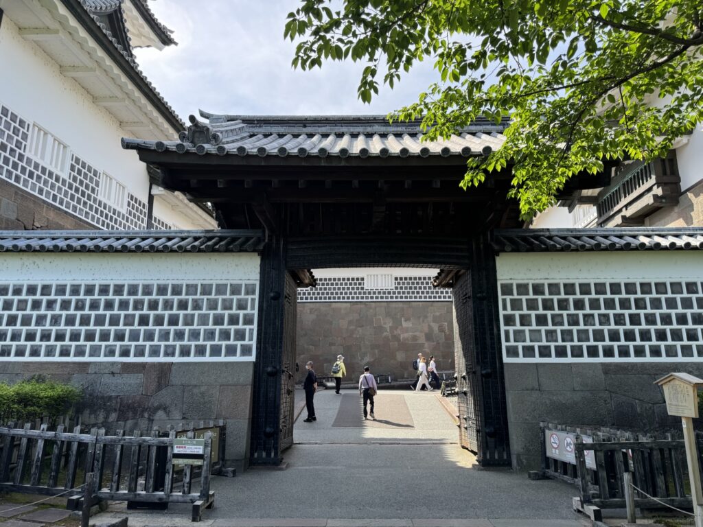 石川門を外側から見た全景