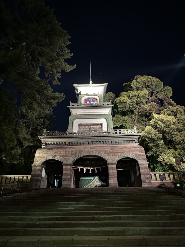 夜間ライトアップされた尾山神社のステンドグラス神門
