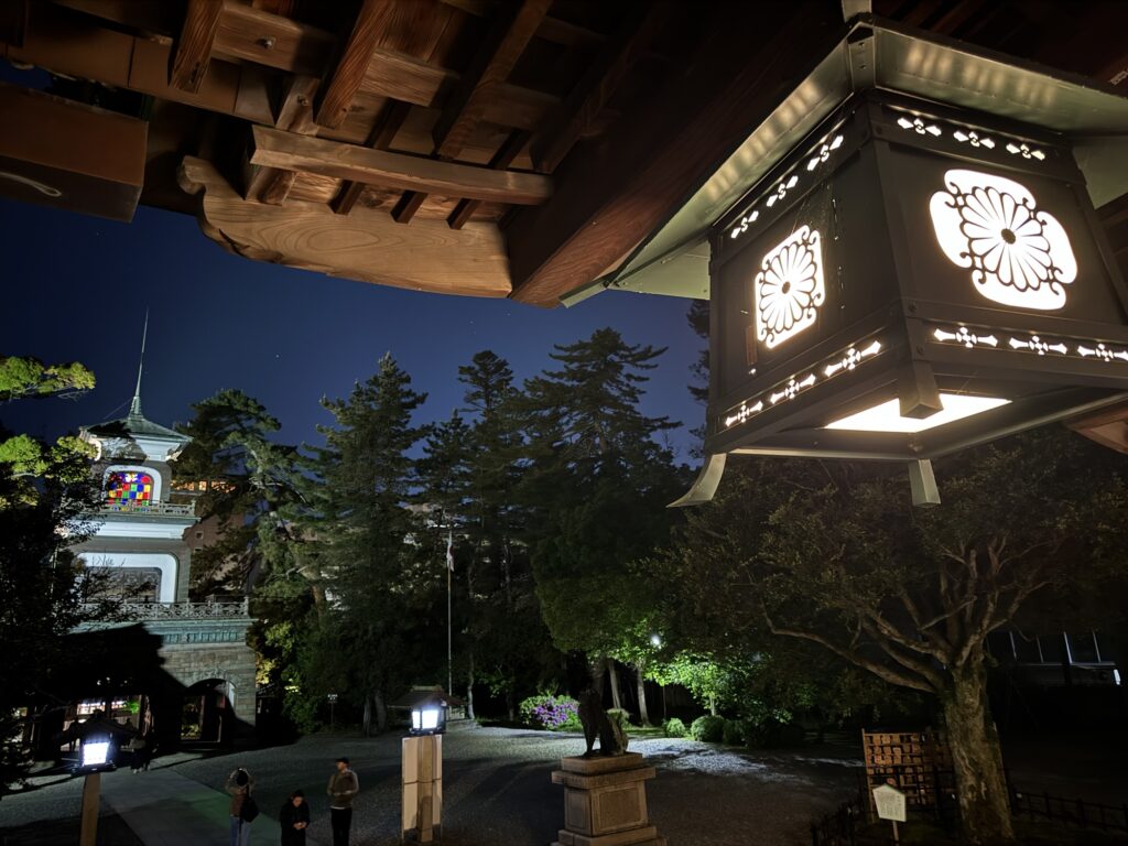 尾山神社境内から見上げるステンドグラスの神門（夜景）
