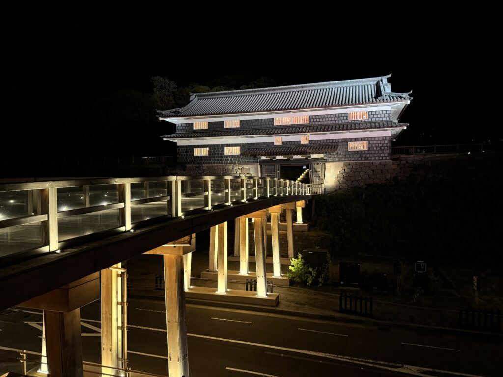 夜間ライトアップされた鼠多門橋と鼠多門（金沢城公園）