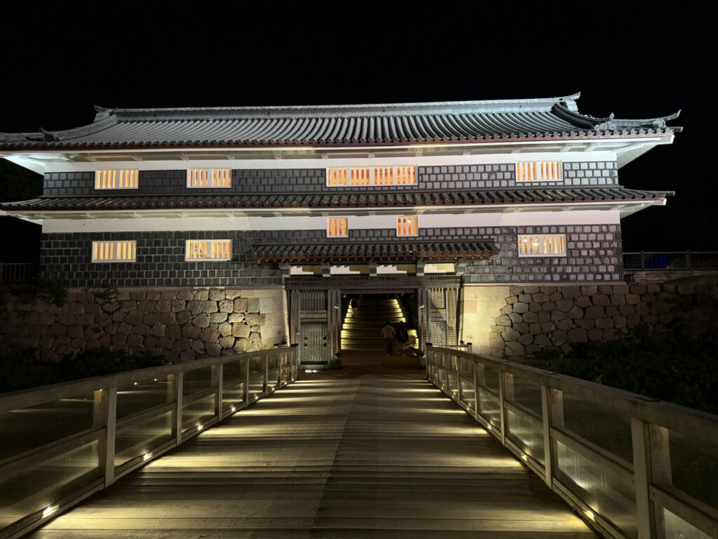ライトアップされた金沢城の鼠多門（夜景）