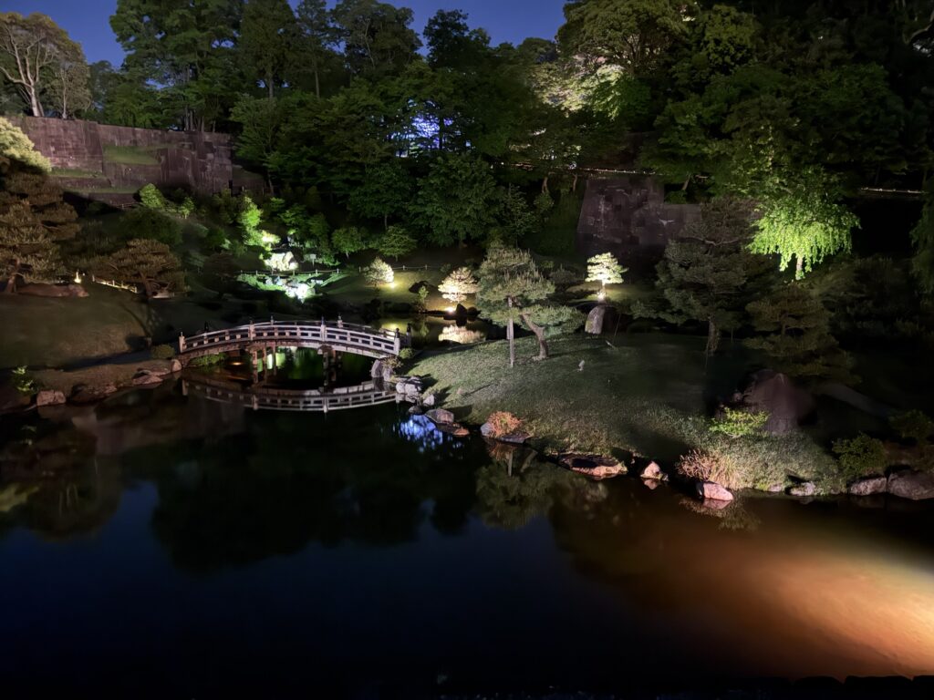 ライトアップされた玉泉院丸庭園の夜景（金沢城公園）