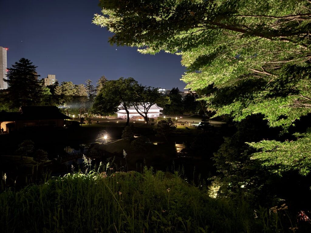 城内から見た遠方の鼠多門（夜景・金沢城公園）