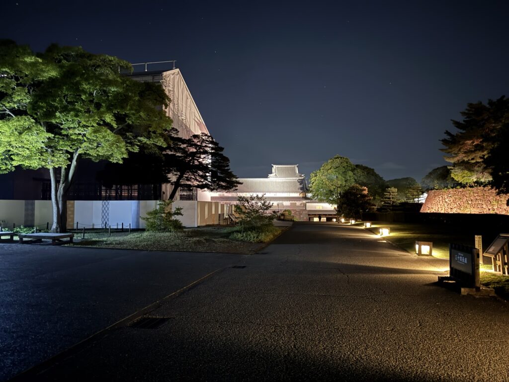 工事中の金沢城二の丸御殿建設予定地（夜間）