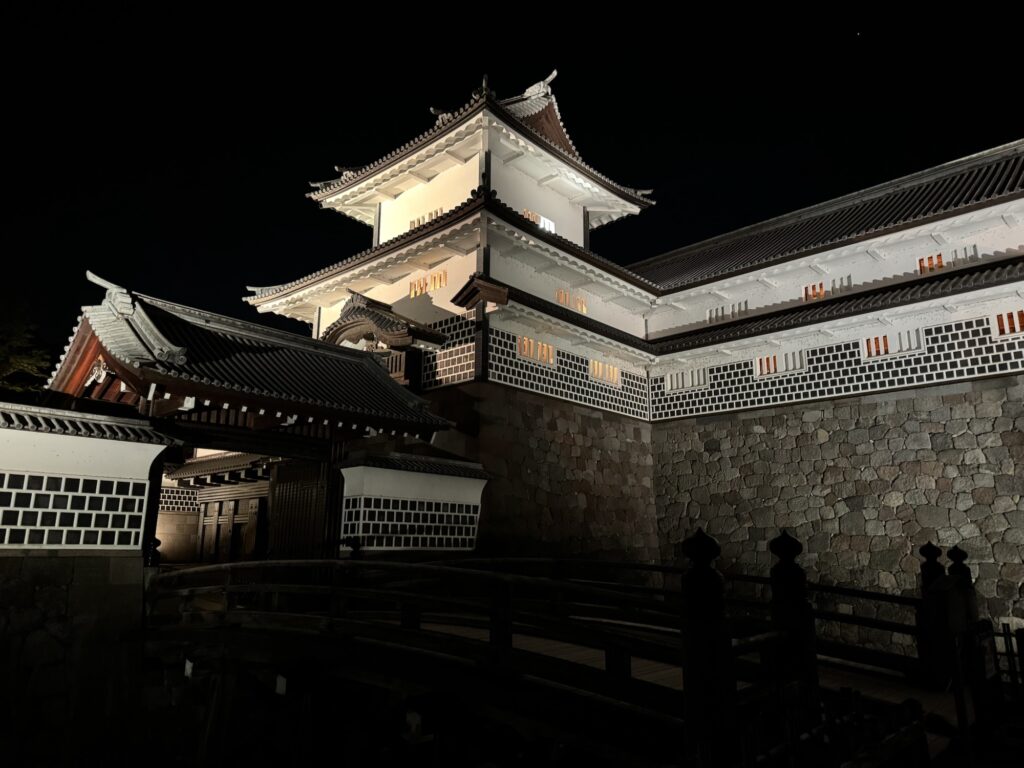 夜間ライトアップされた金沢城の橋爪門