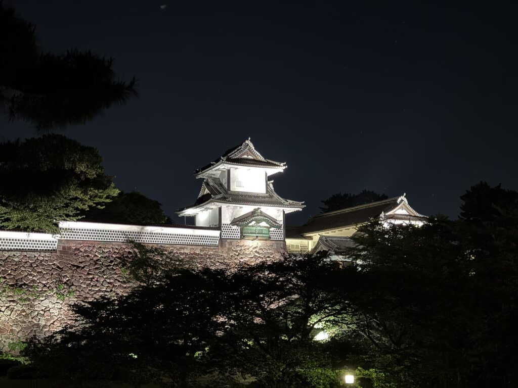 石川門外のフォトスポットから望む夜間ライトアップの石川門（金沢城公園）