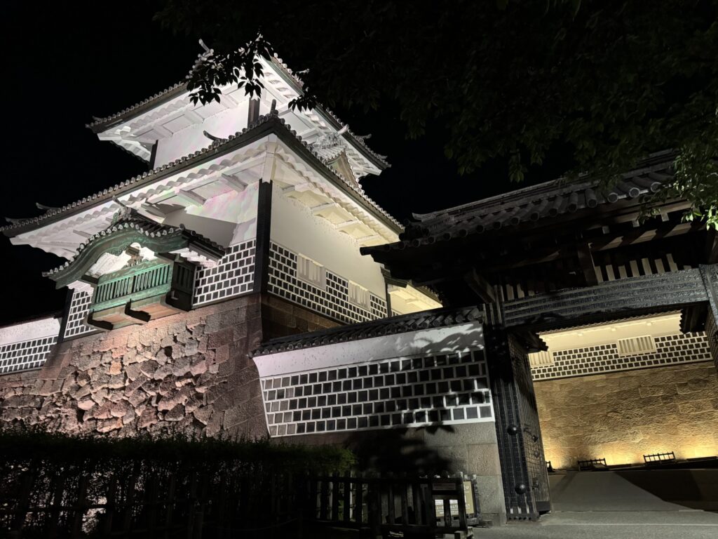 石川門を抜けた外側から見た夜景